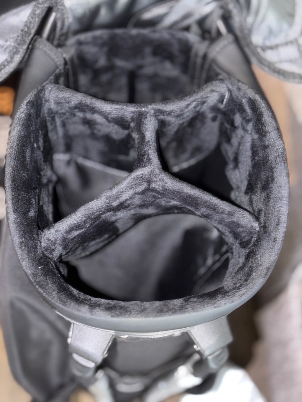 G/FORE Black and White Skull golf bag. - Picture 4 of 8